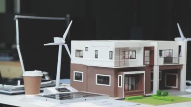 Model masadaki model ev. Emlak kavramı