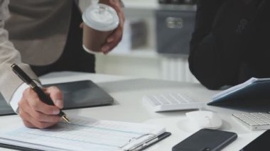 Ofiste masa başında çalışan bir iş adamı..