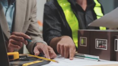 Planlar ve inşaat planı ile çalışan mühendis veya mimar, inşaat endüstrisi konsepti.