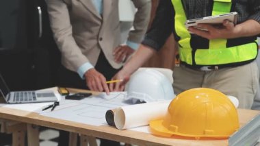 Ofisteki ofis masasının planına ve planına sahip mühendis mimar, mühendislik ve inşaat konsepti. mühendislik, mühendislik, mühendislik, mühendislik