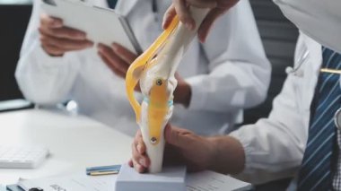 Doktorun steteskopu tutup hastaya ofisteki parmağını göstermesine yakın durun.