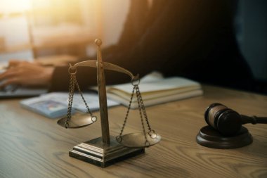 Yargıç Gavin ve Adalet Avukatları hukuk firmasının arka planında takım toplantısı yapıyorlar. Hukuk ve Hukuk Hizmetleri kavramları.