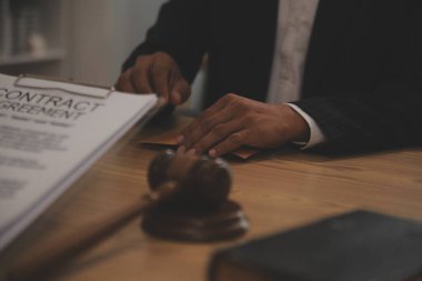 Yargıç Gavin ve Adalet Avukatları hukuk firmasının arka planında takım toplantısı yapıyorlar. Hukuk ve Hukuk Hizmetleri kavramları.