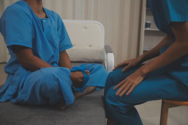 Profesyonel fizyoterapist genç bir adamı muayene eder ve tedavi eder. Hastanedeki bir adamın kaslarını ve yaralarını tedavi eder..