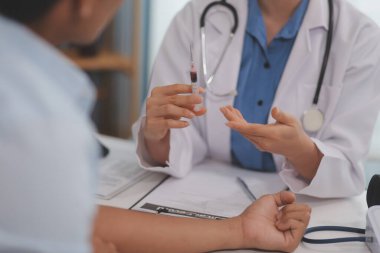 Doktor tedavi olarak bir doz ilaç vermek için şırınga ve şırınga kullanıyor..