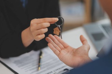 Satış temsilcisi bir ev veya daire satın almak veya kredi ve faiz oranlarını tartışmak için ev satın alma sözleşmesi teklif ediyor