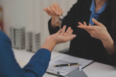 Satış temsilcisi bir ev veya daire satın almak veya kredi ve faiz oranlarını tartışmak için ev satın alma sözleşmesi teklif ediyor