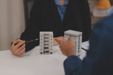 Satış temsilcisi bir ev veya daire satın almak veya kredi ve faiz oranlarını tartışmak için ev satın alma sözleşmesi teklif ediyor