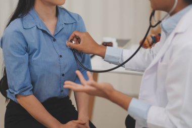 Asyalı Doktor stetoskop dinle yaşlı hasta kalp atışı için kullanıyor.