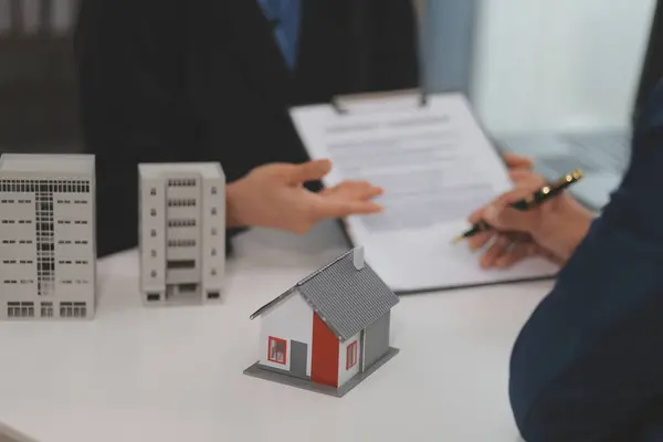 Satış temsilcisi bir ev veya daire satın almak veya kredi ve faiz oranlarını tartışmak için ev satın alma sözleşmesi teklif ediyor
