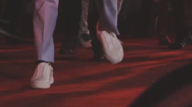 Sahnede dans eden bacaklar.