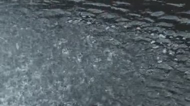 Nehre su damlaları