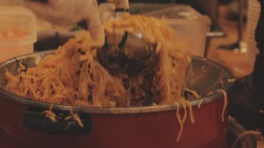 Pad Thai 'nin yakın çekim görüntüsü, kasede kızartılmış pirinç eriştesi.