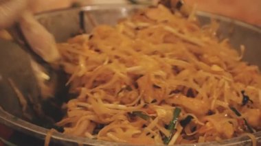 Pad Thai 'nin yakın çekim görüntüsü, kasede kızartılmış pirinç eriştesi.