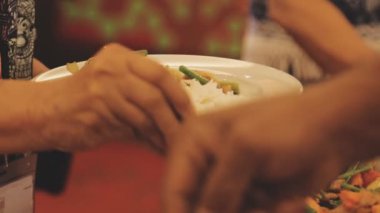 Bir şefin kapısına yakın. Elinde yemek kasesi var.