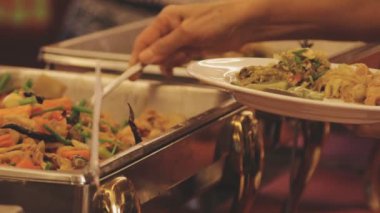 Et ve sebzeli lezzetli salata.