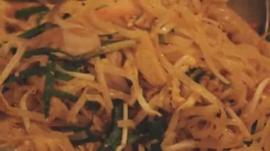 Pad Thai 'nin yakın çekim görüntüsü, kasede kızartılmış pirinç eriştesi.