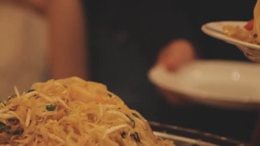 Pad Thai 'nin yakın çekim görüntüsü, kasede kızartılmış pirinç eriştesi.