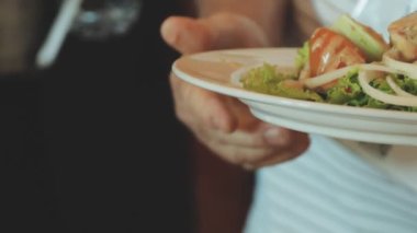 Taze salata tabağı ile karışık yeşillik