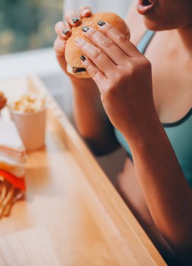 Fast food burger yiyen kadınlar, kovulmuş tavuk, donut ve tatlılarda aşırı yeme bozukluğu.