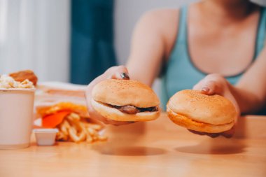 Fast food burger yiyen kadınlar, kovulmuş tavuk, donut ve tatlılarda aşırı yeme bozukluğu.