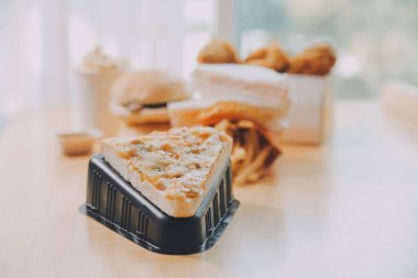 Fast Food masada birden çok türü.