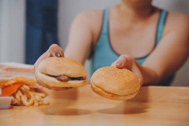 Fast food burger yiyen kadınlar, kovulmuş tavuk, donut ve tatlılarda aşırı yeme bozukluğu.
