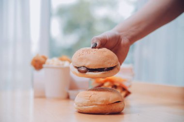 Fast food burger yiyen kadınlar, kovulmuş tavuk, donut ve tatlılarda aşırı yeme bozukluğu.