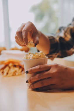 Elinde patlamış mısır kasesi tutan bir kadın.