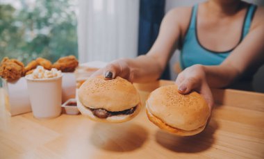 Fast food burger yiyen kadınlar, kovulmuş tavuk, donut ve tatlılarda aşırı yeme bozukluğu.