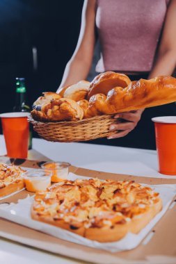 Pizza yiyen bir grup genç arkadaş. Ev partisi..