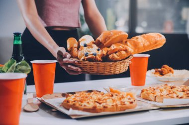 Pizza yiyen bir grup genç arkadaş. Ev partisi..