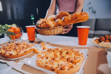 Pizza yiyen bir grup genç arkadaş. Ev partisi..