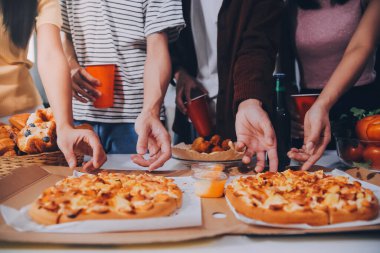 Pizza yiyen bir grup genç arkadaş. Ev partisi..