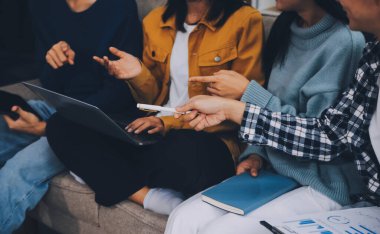 Genç arkadaşlar evde birlikte okul ödevi yapıyorlar.