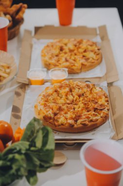 Masadaki lezzetli İtalyan pizzalarının yakın plan görüntüsü.