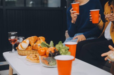 Mutlu arkadaşlar, aynı dairede pizza yemeden önce birayla kadeh kaldırır..