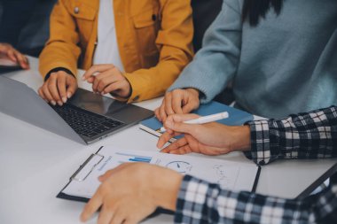 Genç arkadaşlar evde birlikte okul ödevi yapıyorlar.