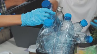 Plastik ve camı ayrı ayrı sıralayan bir grup genç gönüllü, çevre dostu ve geri dönüşüm konsepti arka planı