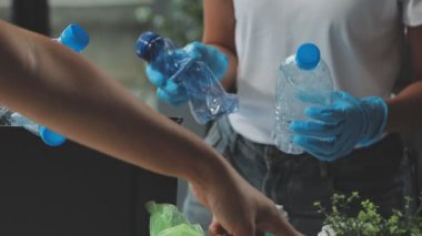 Plastik ve camı ayrı ayrı sıralayan bir grup genç gönüllü, çevre dostu ve geri dönüşüm konsepti arka planı