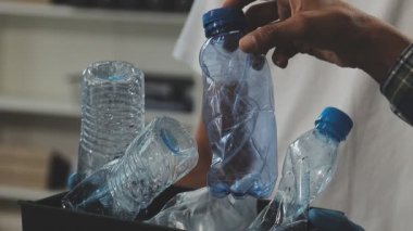 Geri dönüşüm için cam ve plastiği ayıran, çevre dostu hareketi somutlaştıran genç bireylerden oluşan bir ekip..