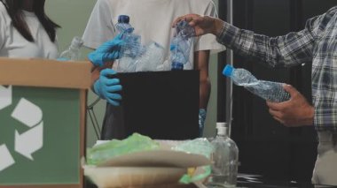 Geri dönüşüm için cam ve plastiği ayıran, çevre dostu hareketi somutlaştıran genç bireylerden oluşan bir ekip..