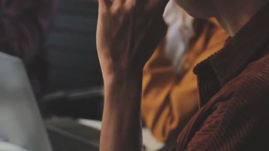 Finansal belgeler ve çizelgeler üzerinde çalışan bir iş adamı ekibi son model bir ofiste çalışıyor..