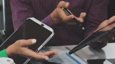 Bir grup profesyonel, finansal tabloları ve şirket raporlarını inceliyor..