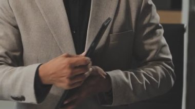 Modern ofiste finansal tablolar ve iş raporlarıyla çalışan bir grup iş adamı