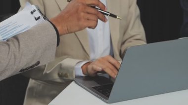 Finansal analiz ve iş raporlarında işbirliği yapan profesyoneller modern ve şık bir çalışma alanında.