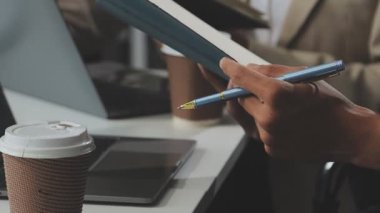 Finansal analiz ve iş raporlarında işbirliği yapan profesyoneller modern ve şık bir çalışma alanında.