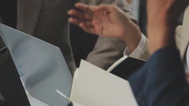 Finansal analiz ve iş raporlarında işbirliği yapan profesyoneller modern ve şık bir çalışma alanında.