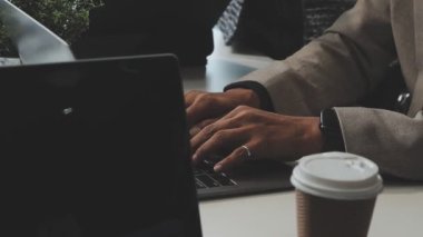 Finansal analiz ve iş raporlarında işbirliği yapan profesyoneller modern ve şık bir çalışma alanında.