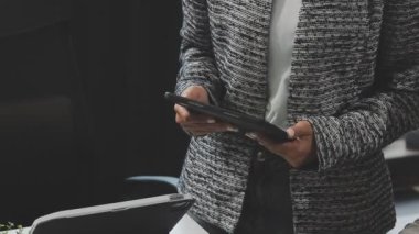 Finansal analiz ve iş raporlarında işbirliği yapan profesyoneller modern ve şık bir çalışma alanında.